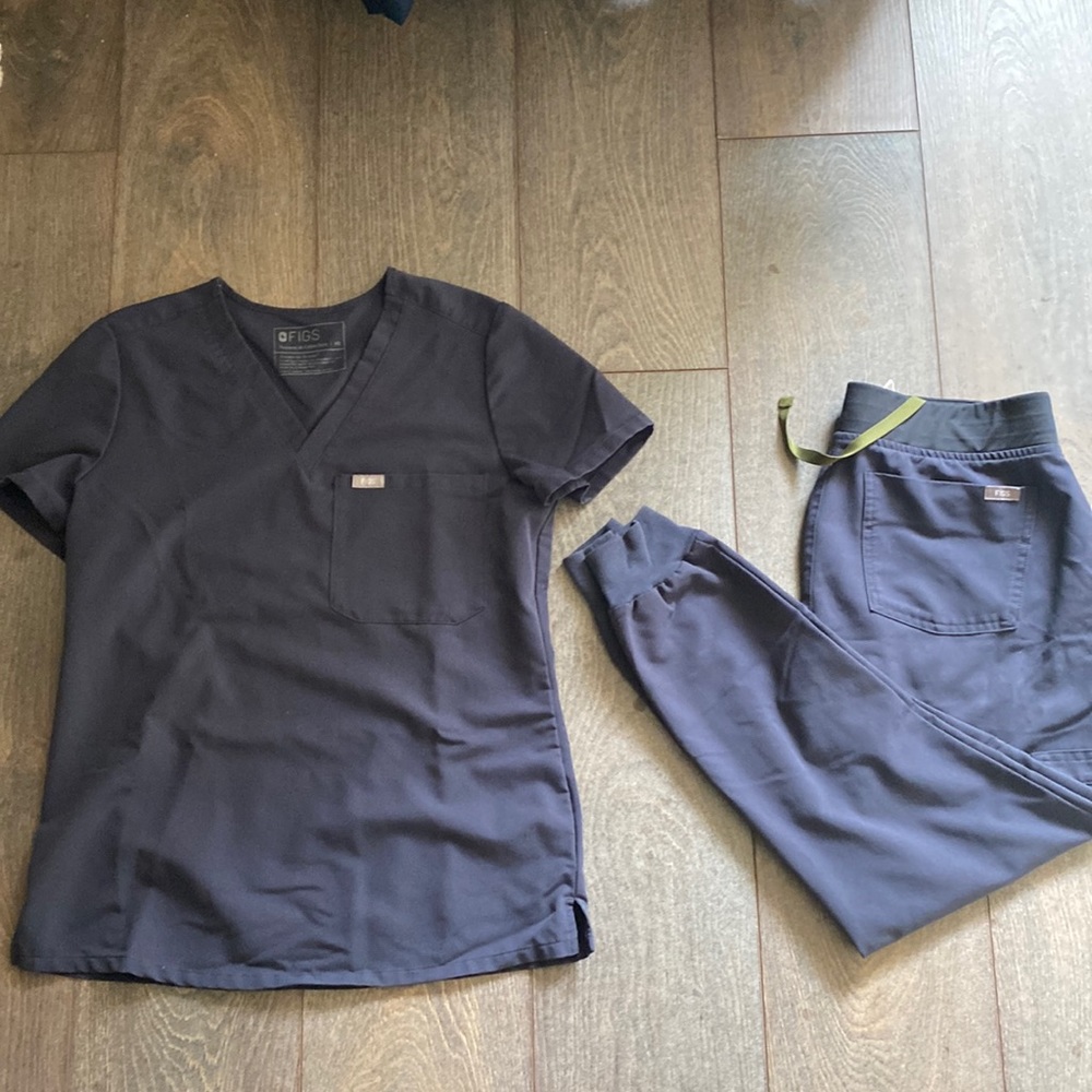 Figs quiet navy scrub set